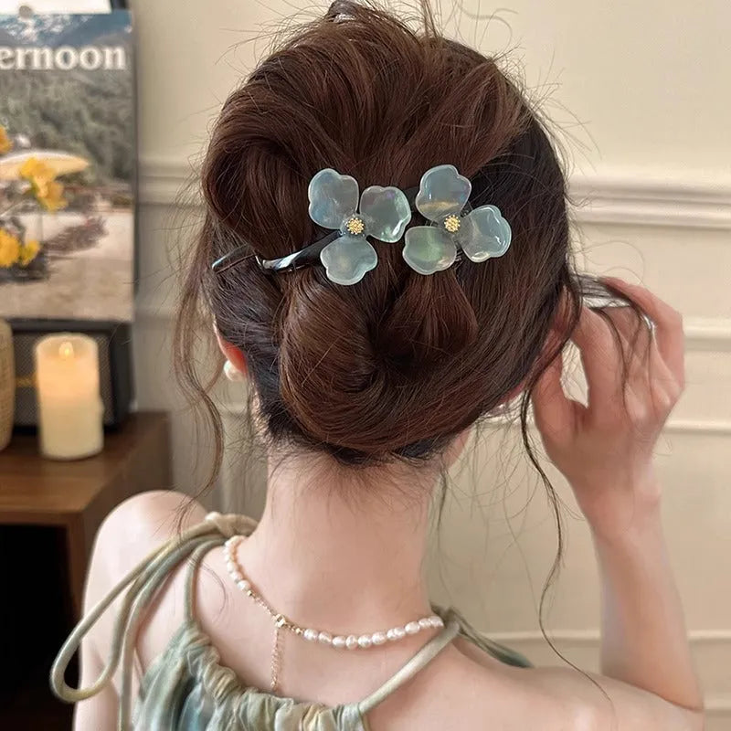 Retro flower bobby pin hair clip with acrylic petals in blue, light blue, beige, or pink colours