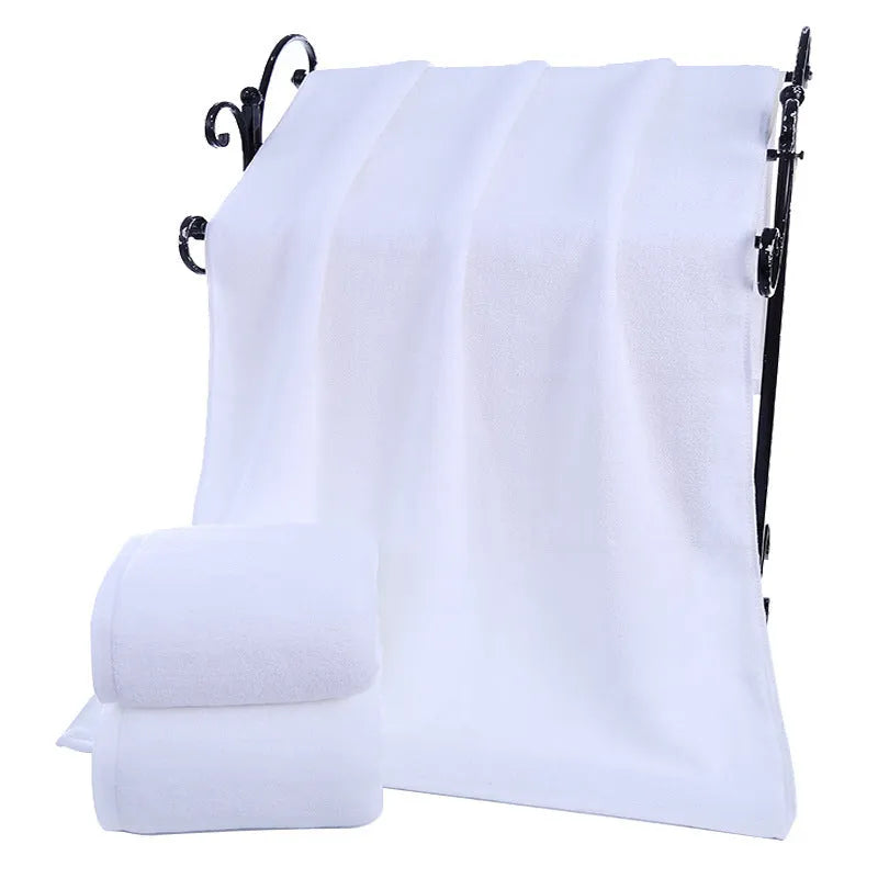 White cotton bath towel in 70x140cm, 80x180cm or 100x200cm with 21-strand yarn and plain weave.
