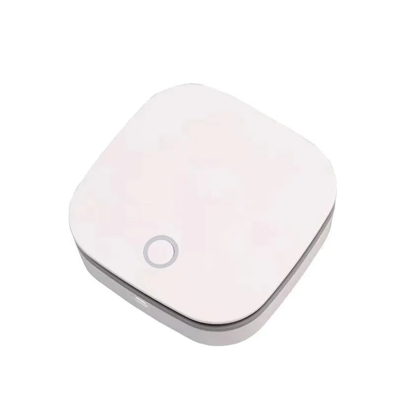 White USB-powered car air purifier with negative ion sterilisation for small spaces