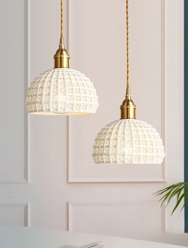 Brass ceramic single-head pendant light, 220V Nordic ceiling lamp for bedroom and dining room