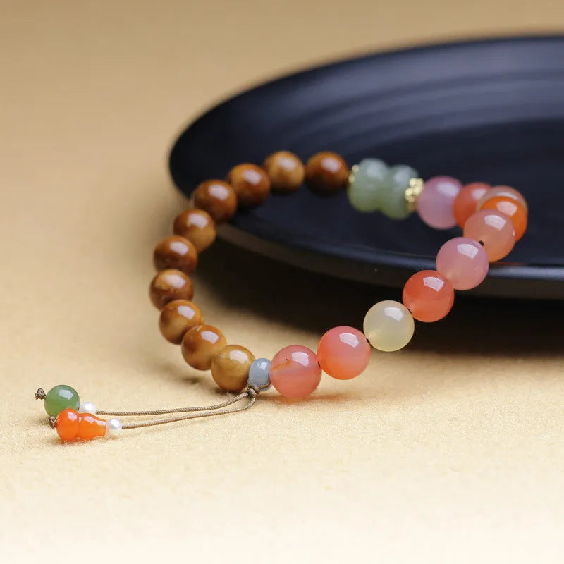 Women's 8mm diamond-shaped agate and Hetian jade bracelet with persimmon details.