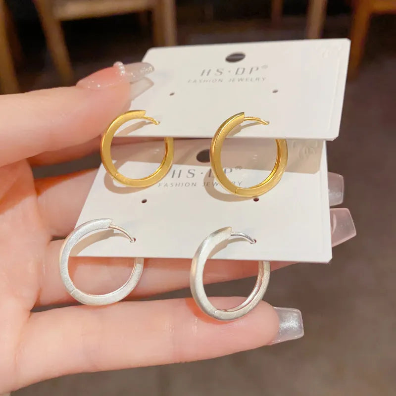 Geometric round copper ear clip with gold plating and single eyelet design