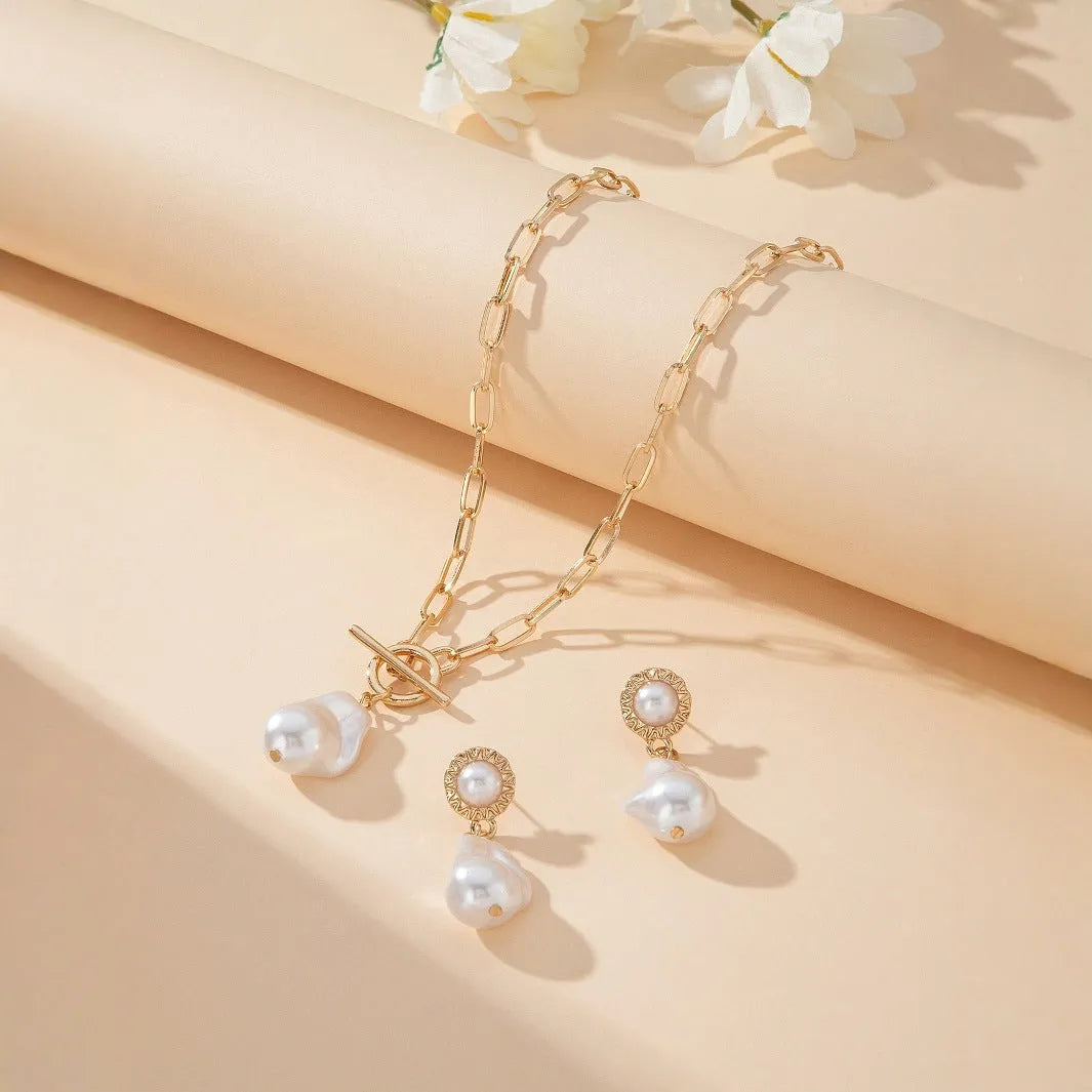 Gold-coloured retro baroque style necklace and pearl ear studs set for women.