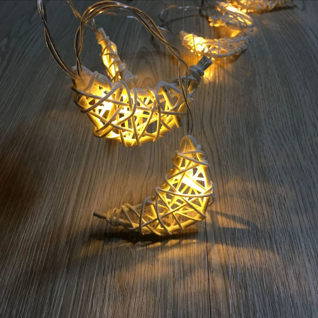 Handwoven rattan moon lighting chain, approximately 8cm diameter, warm colour light, battery-powered Christmas decoration