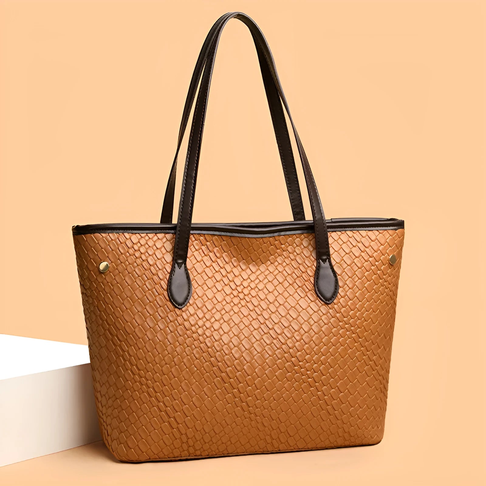 Retro square women's commuter handbag in PU leather with large capacity and internal organisation