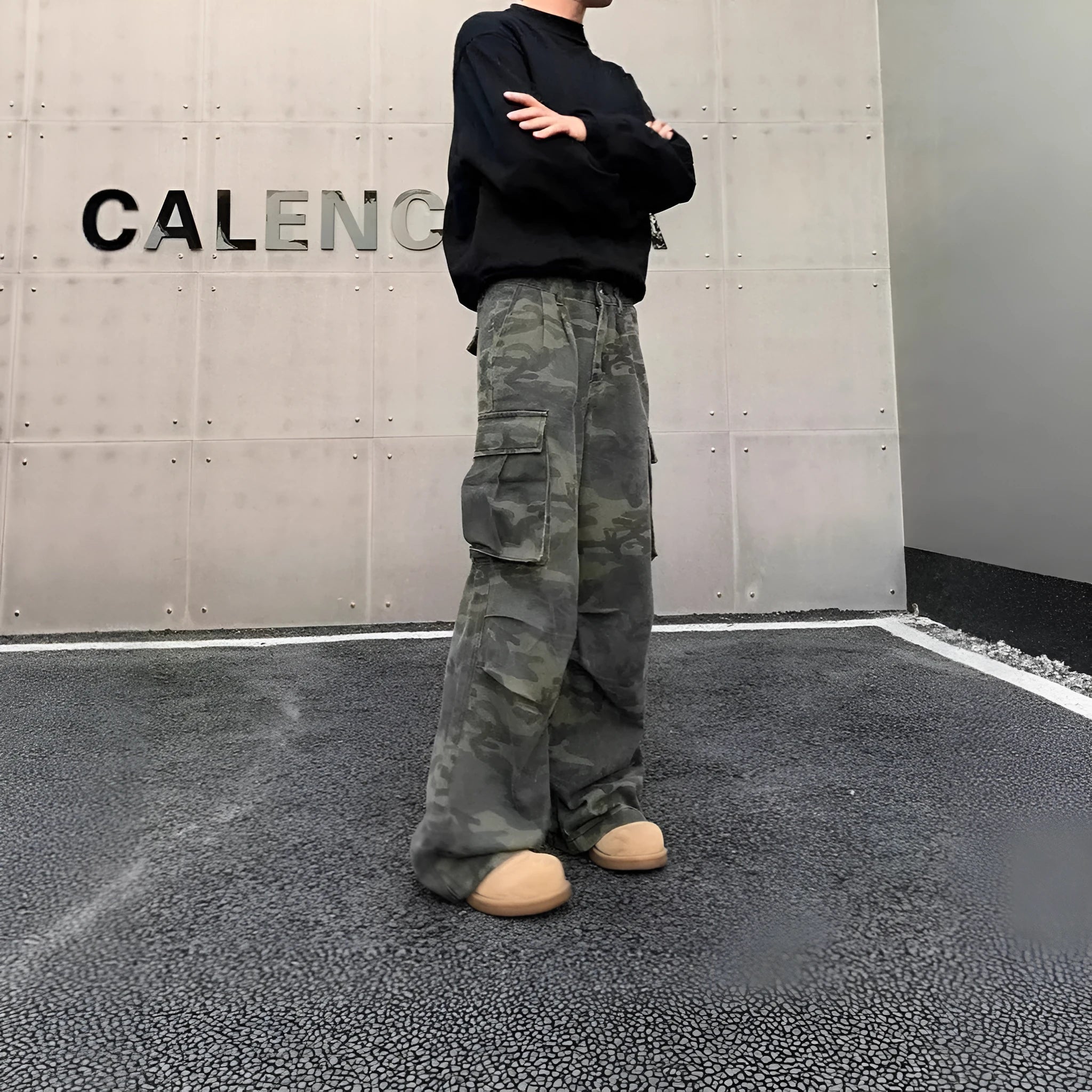 Men's loose-fit camouflage cargo trousers with multiple pockets on a washed cotton-polyester fabric.