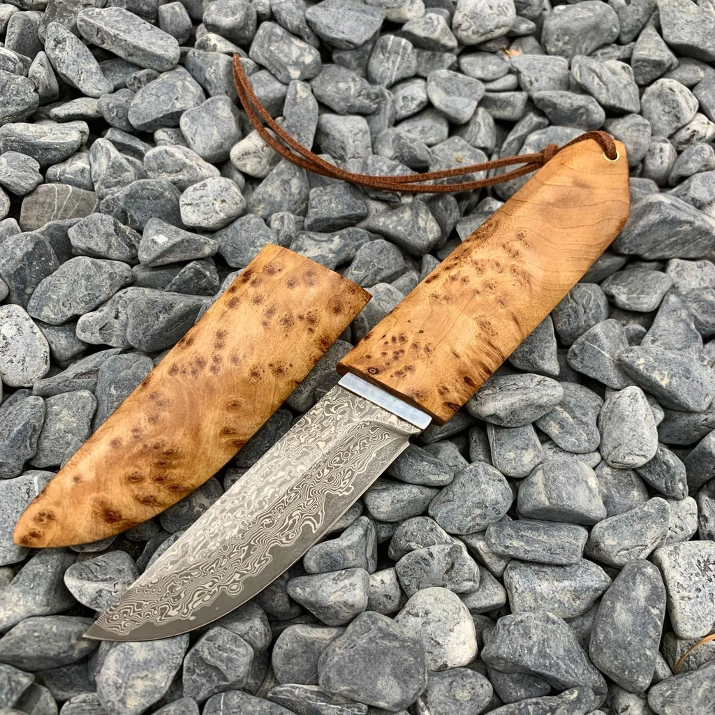 Outdoor camping short knife with Damascus pattern VG10 steel blade and Thuja wood handle