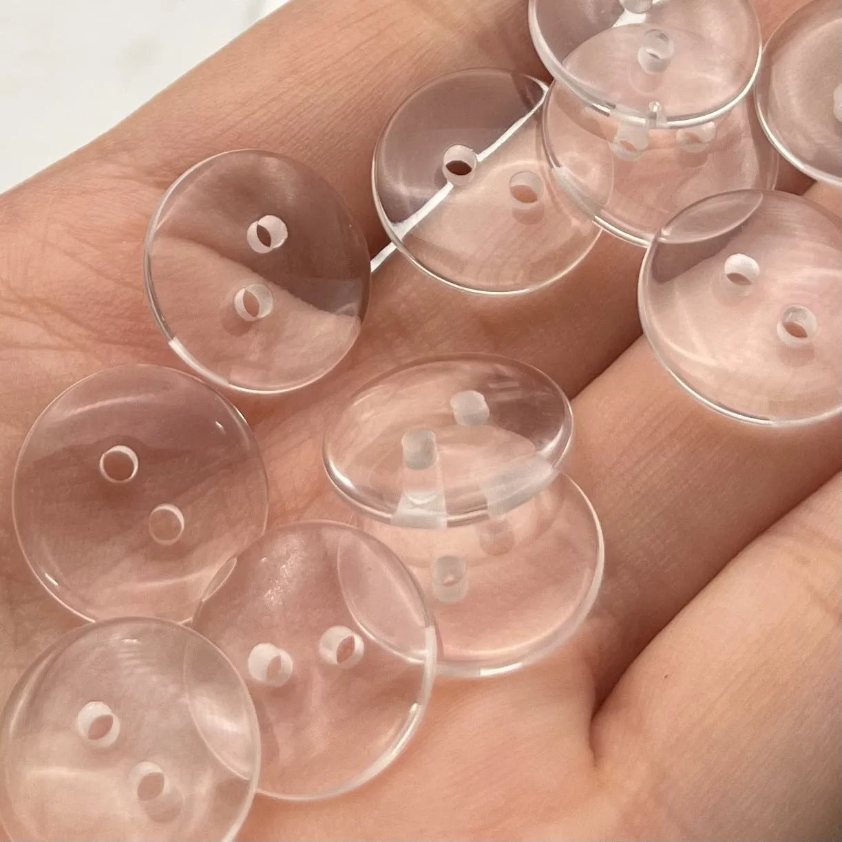 Transparent resin sewing buttons with two holes and 10mm diameter in a 100-piece pack