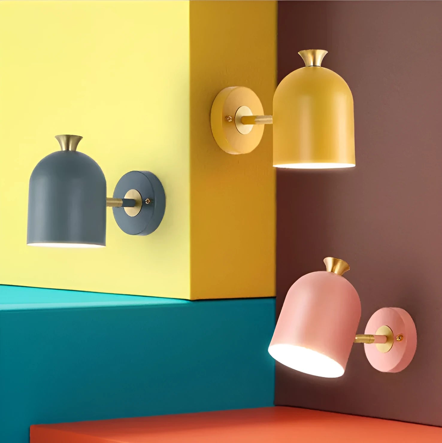 Single-head circular bedside wall lamp in aluminium, available in blue, green, pink or yellow.