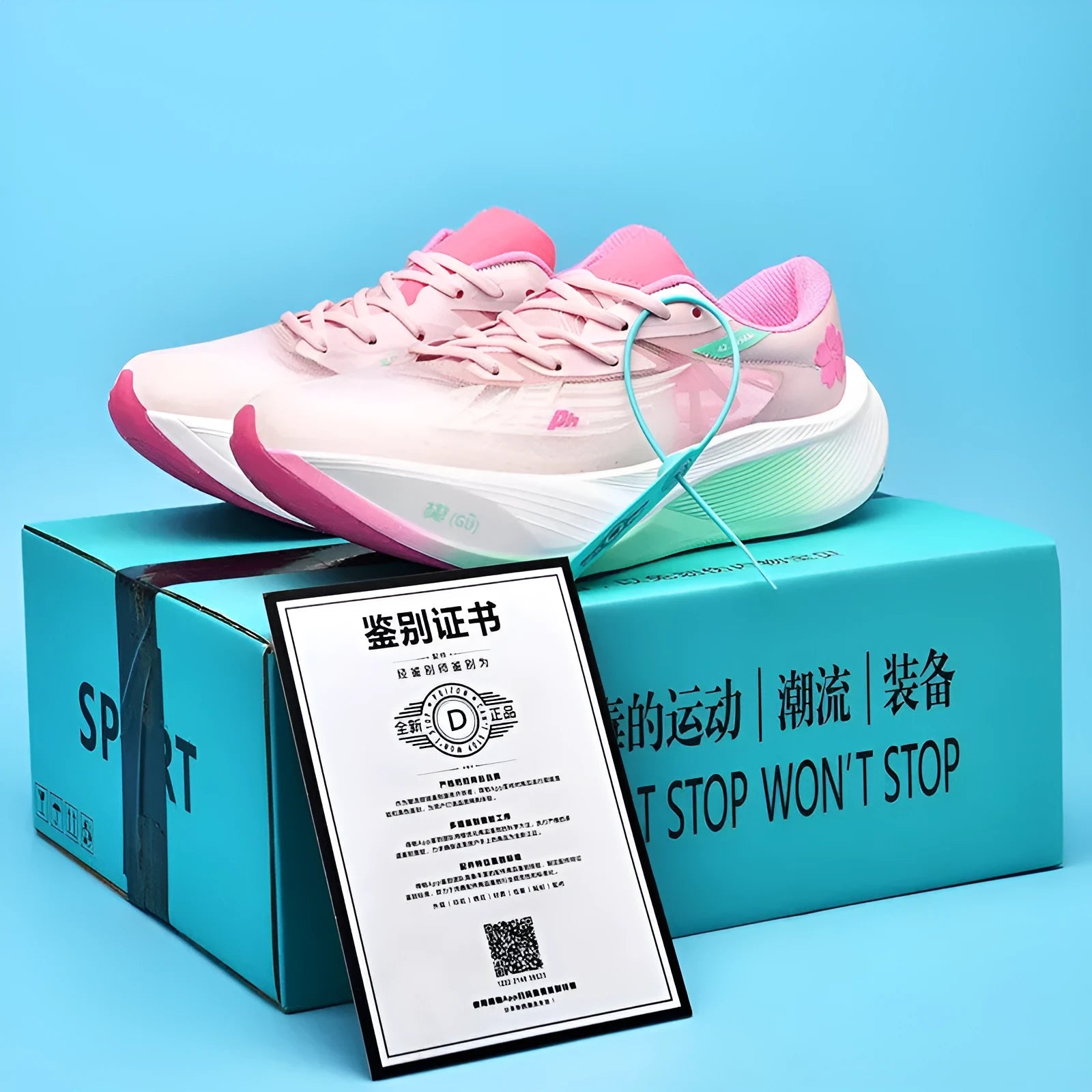 Low-top racing sneaker in glacier colour with lace-up front, carbon plate sole, and natural rubber outsole.