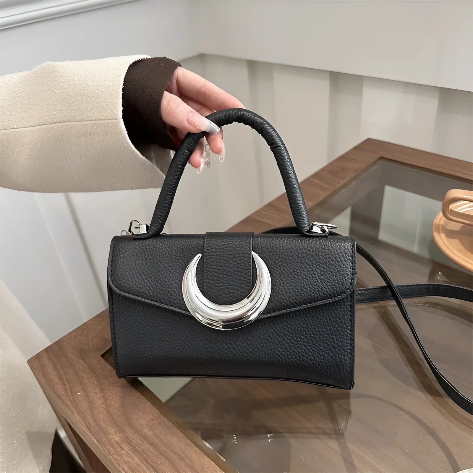 Retro women's hard clamshell crossbody bag in PU, horizontal square shape 19x11.5x6.5cm with sewing thread detail