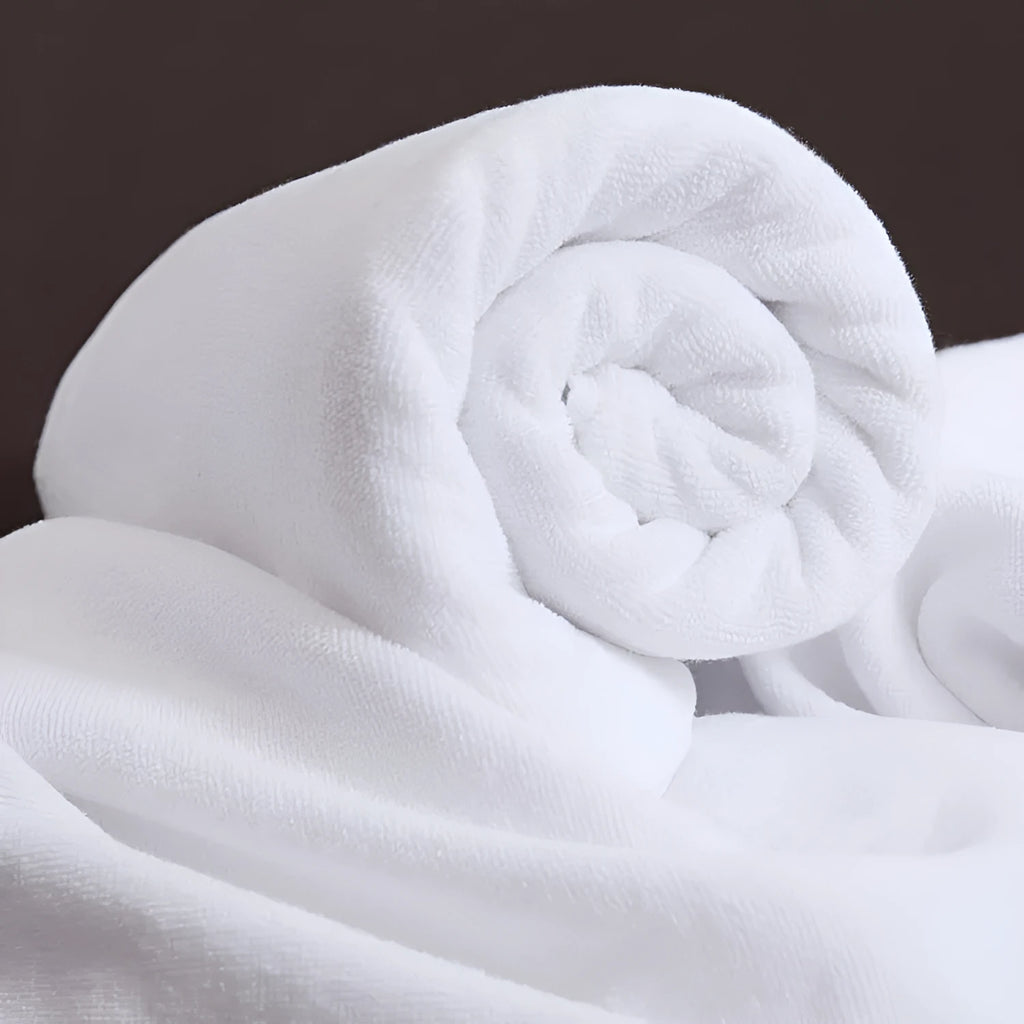 White cotton bath towel in 70x140cm, 80x180cm or 100x200cm with 21-strand yarn and plain weave.
