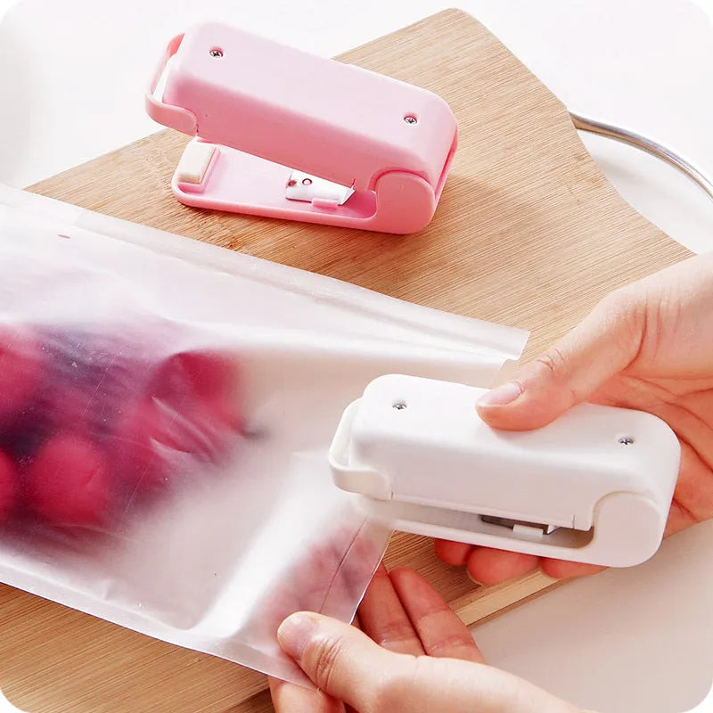 Mini bag sealer in white or pink, 9cm x 4cm x 6cm, with magnetic or non-magnetic option
