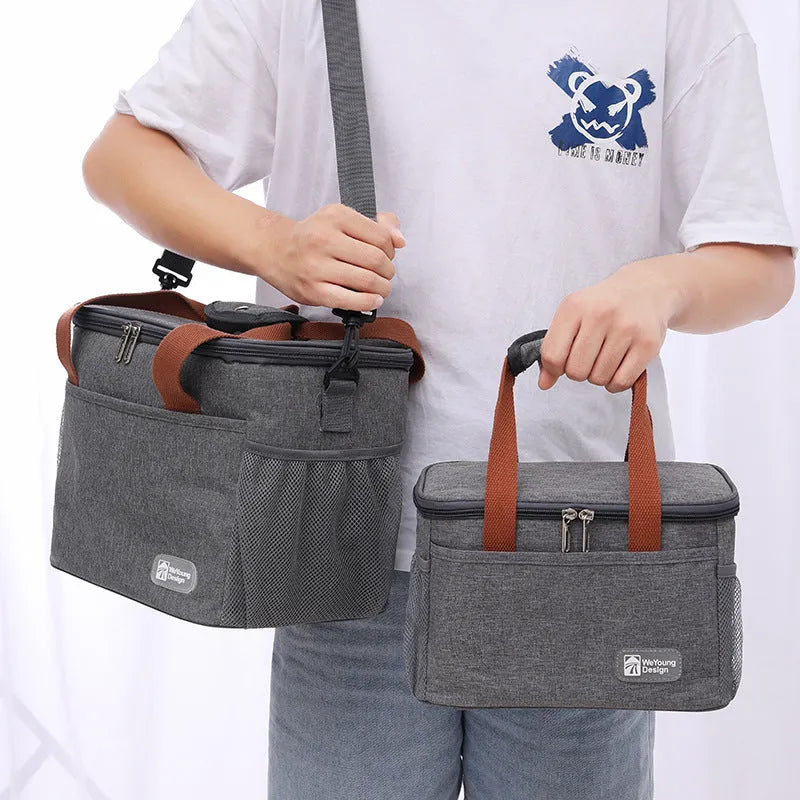 Insulated crossbody picnic bag with 15 litre capacity in Oxford cloth construction