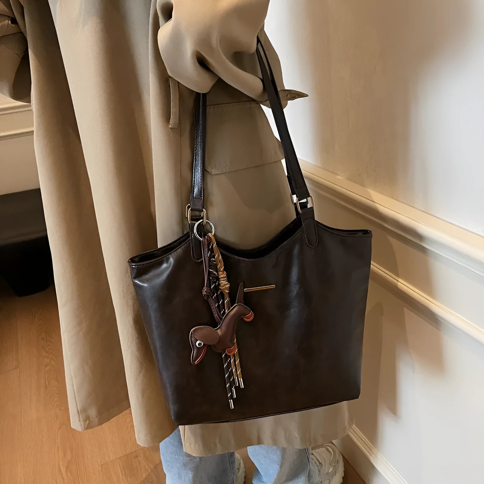 Retro fashion PU leather large capacity tote bag for women with zipper closure in beige colour