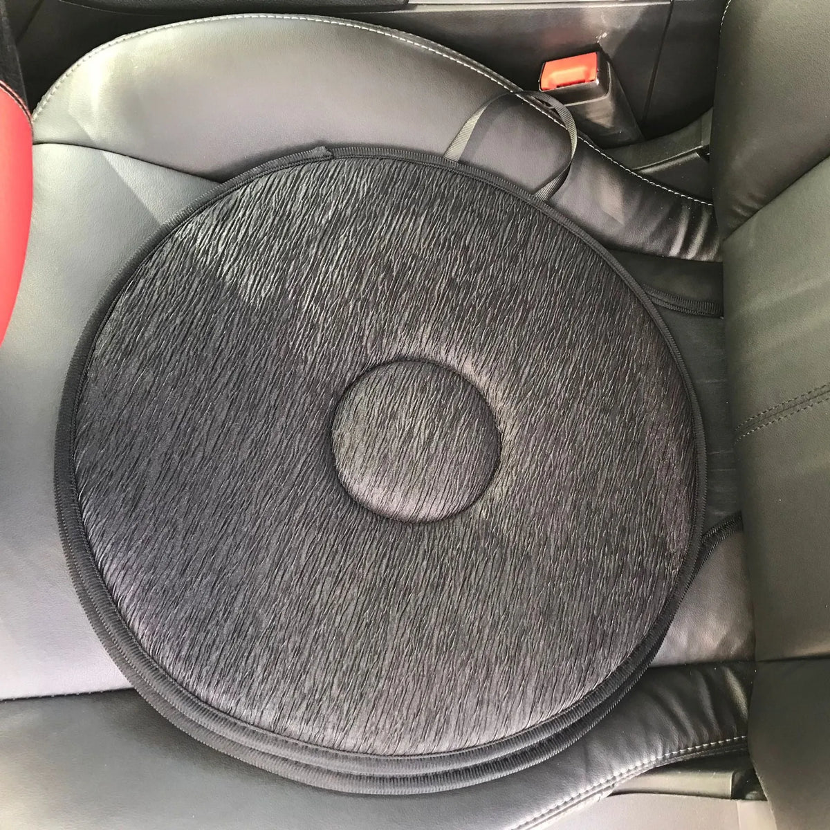 360-degree rotation cushion made of pleated cloth and EVA foam, available in multiple colours, on a chair