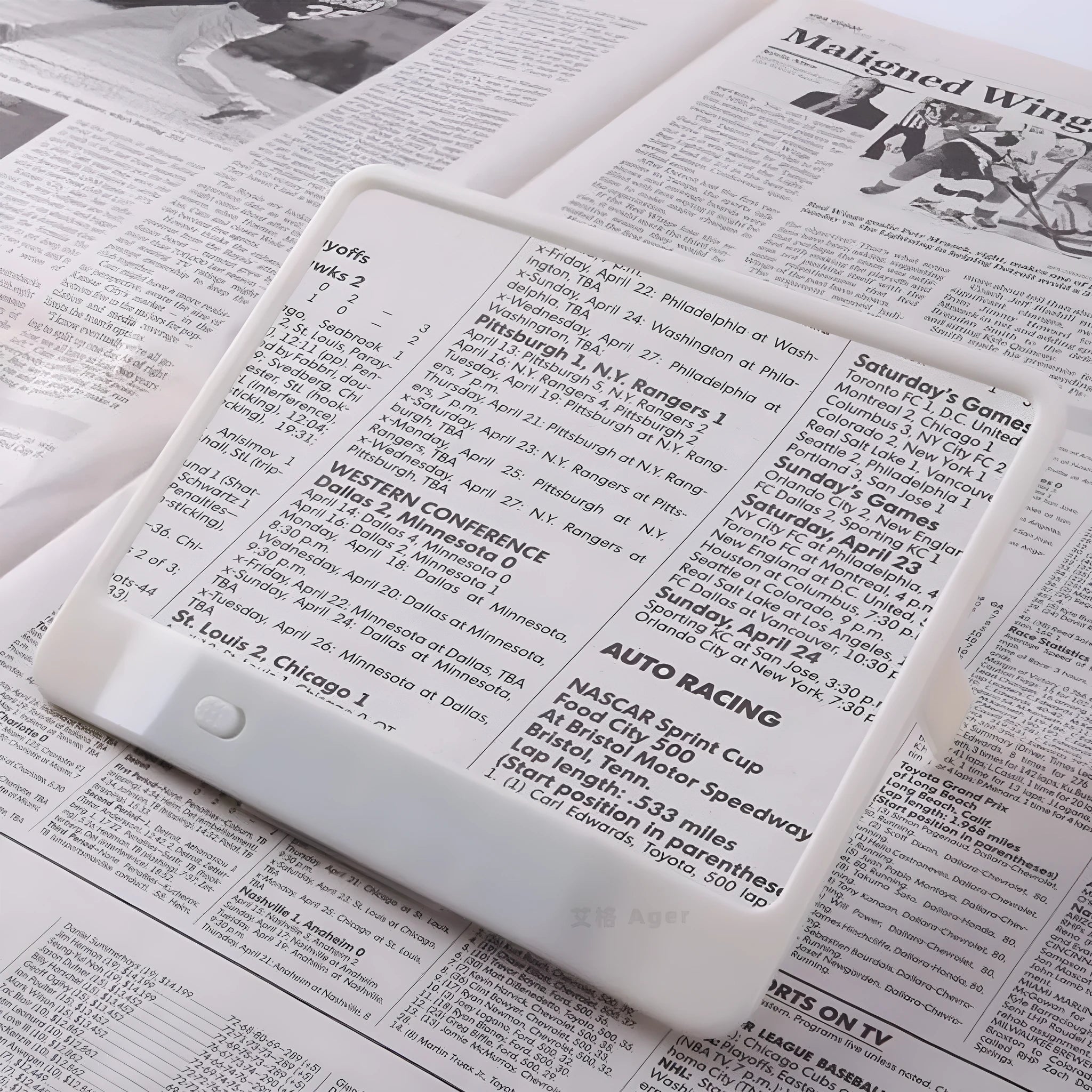 Black or white magnifying glass with integrated LED reading lamp, showing 180x140mm size and 3x magnification lens.