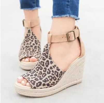 Straw wedge sandals with super high heel, buckle closure, waterproof platform, in leopard print