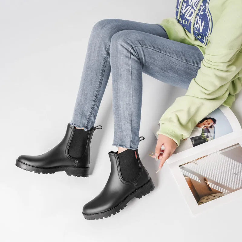 Ladies' short Chelsea non-slip lightweight rain boots in black PVC