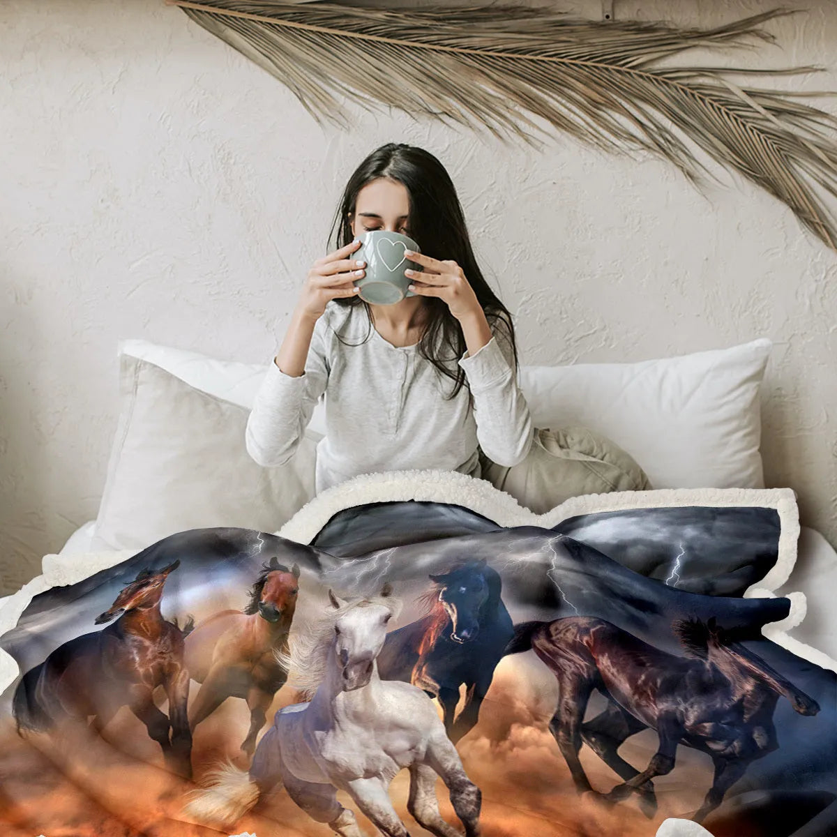 Black horse themed Sherpa fleece blanket with hemmed edges, available in 130x150cm and 150x200cm