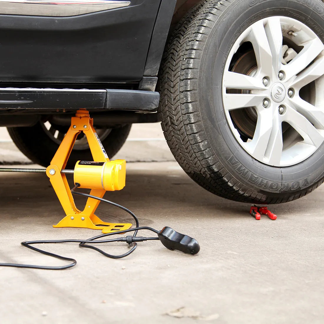 Electric hydraulic car jack kit with 2-tonne lifting capacity, showing extended height.
