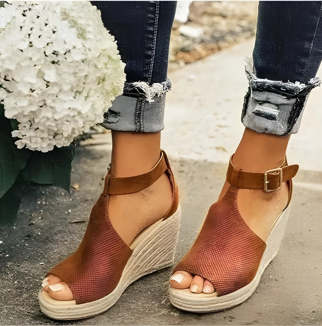 Straw wedge sandals with super high heel, buckle closure, waterproof platform, in leopard print