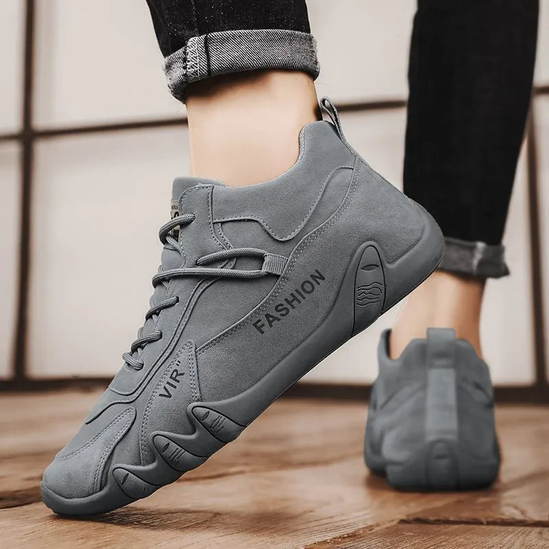 Men's grey low-cut casual shoe with elastic band and synthetic leather upper on a non-slip sole.