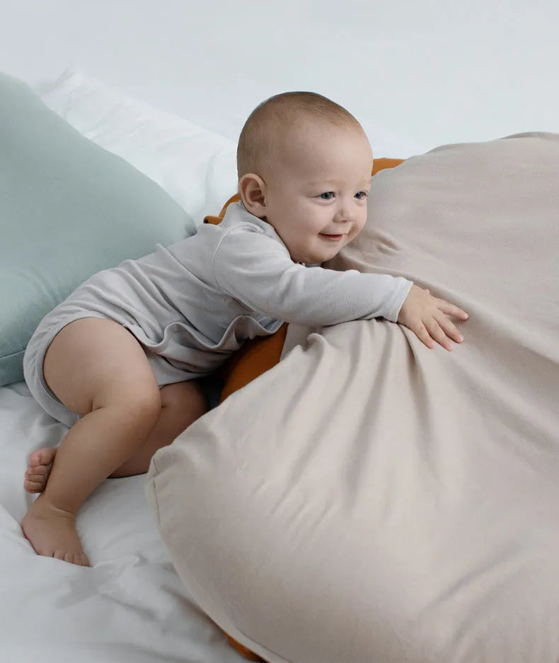 Portable baby nest crib in beige cotton measuring 45x75cm for infants