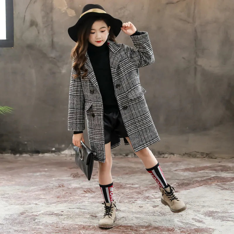 Grey houndstooth plaid winter coat for girls with suit collar and long sleeves.