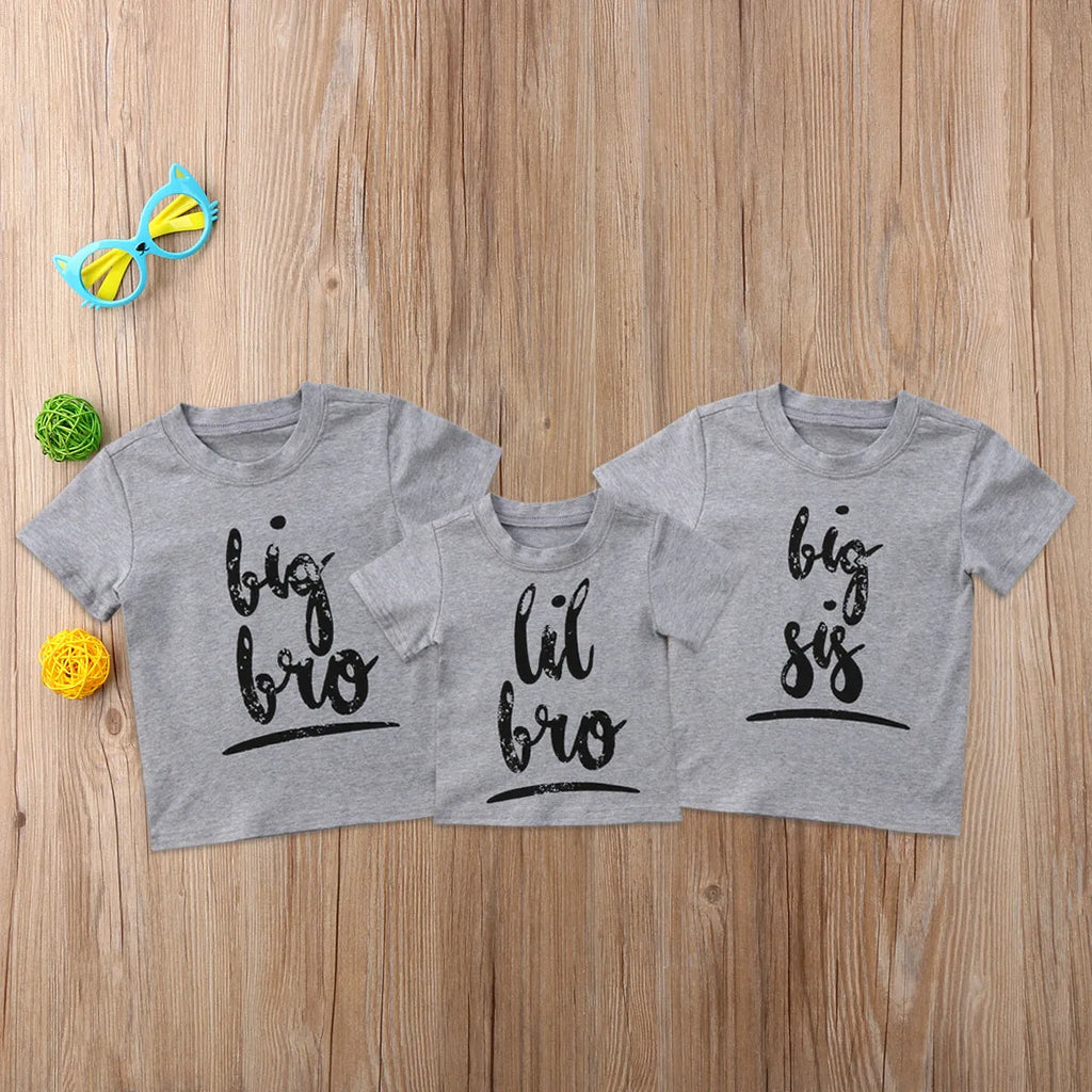 Grey children's cotton t-shirt with sibling print, shown in Asian children's sizes.