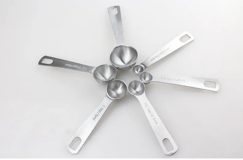 Set of 6 18/8 stainless steel measuring spoons with engraved US metric markings and D-shaped ring