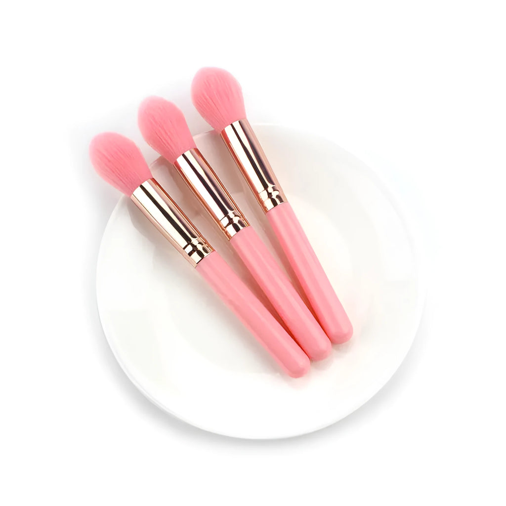 Pink blush brush with corrugated silk nylon wool bristles and plastic handle for highlight application