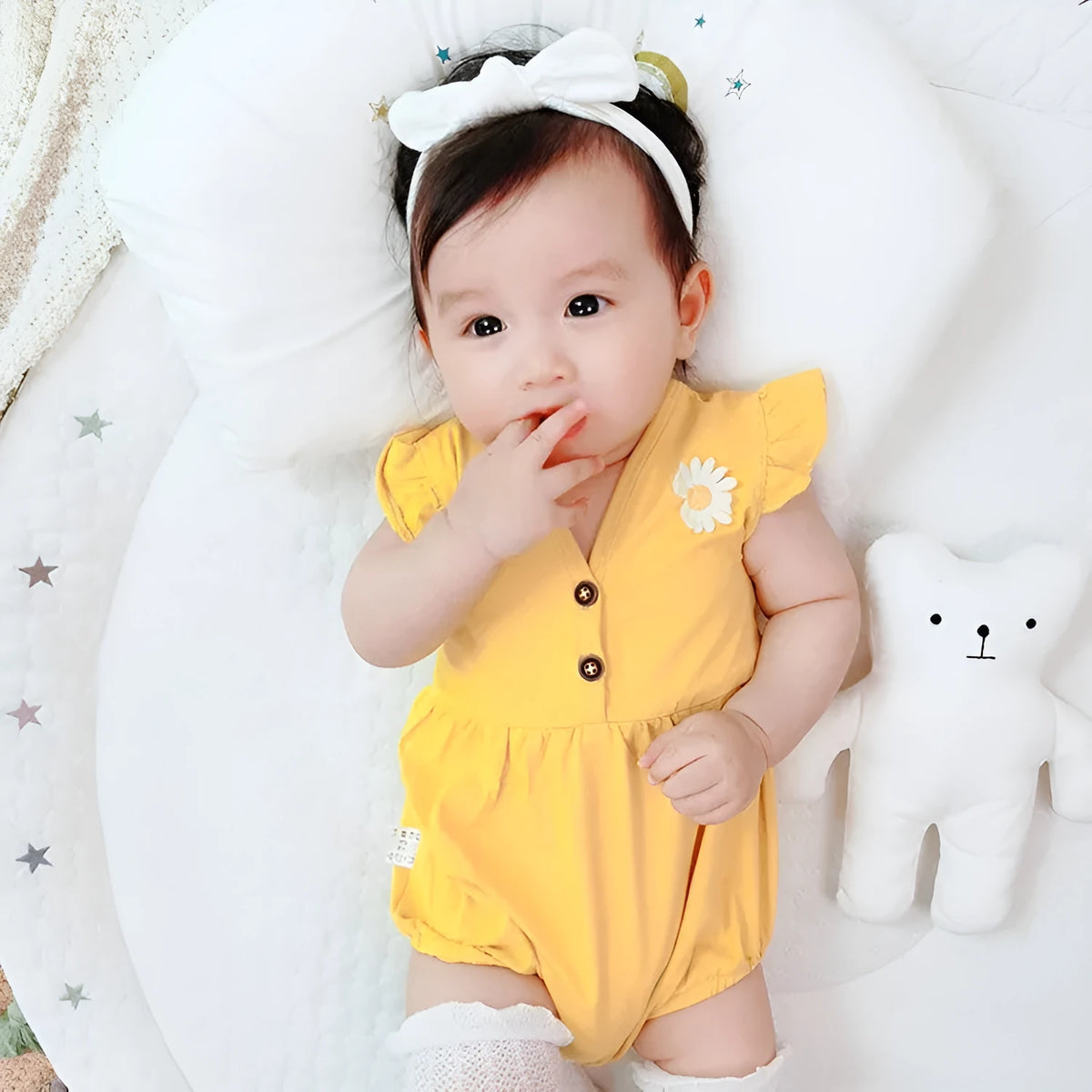 Sleeveless cotton triangle climbing bodysuit for newborn baby in yellow, with sizes 66-90cm