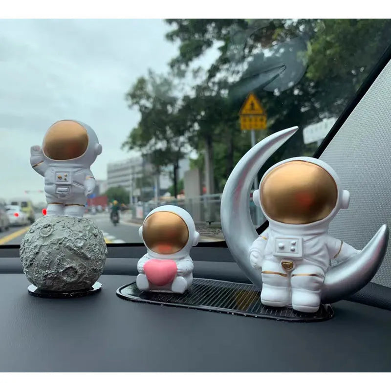 Small astronaut spaceman resin ornament in Nordic style for car dashboard decoration
