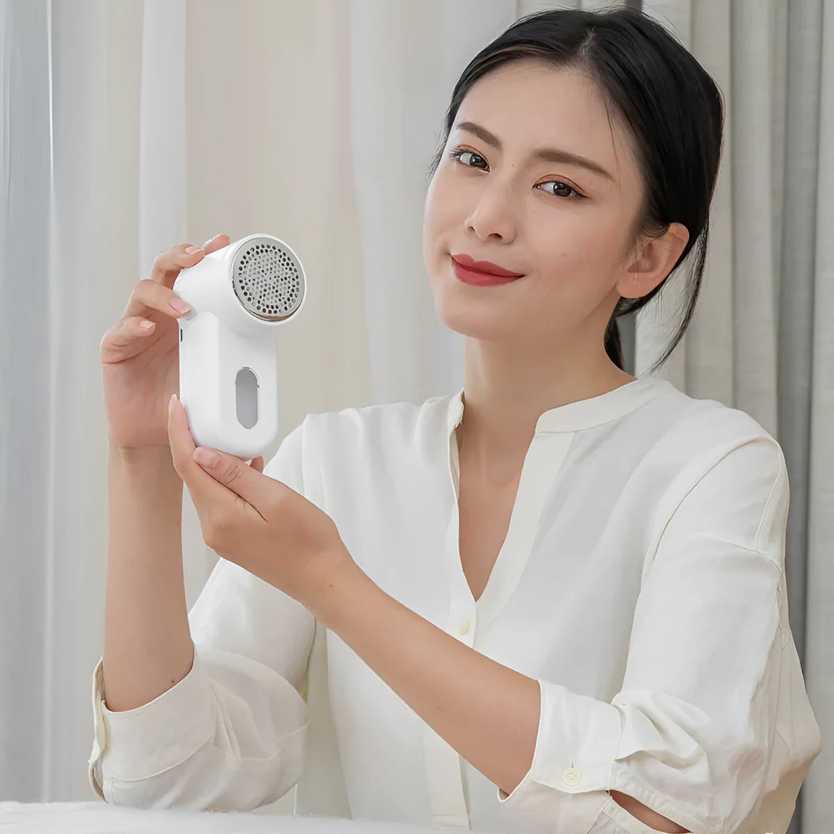 White portable electric lint remover trimmer with ABS body, shown in rechargeable and dry battery styles for fabric shaving.