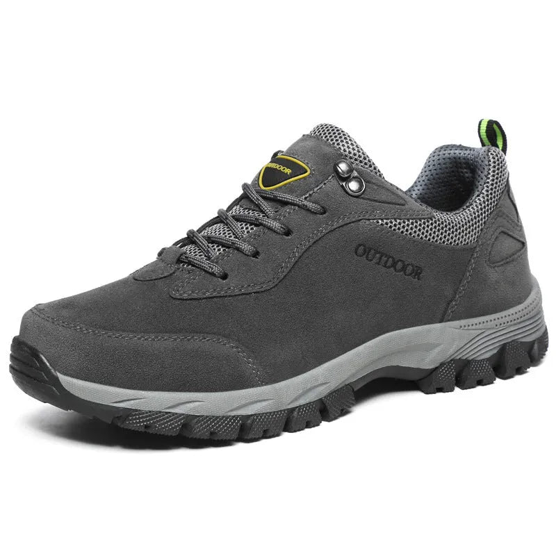 Men's low-cut outdoor hiking shoe in army green with breathable mesh lining and viscose rubber sole.