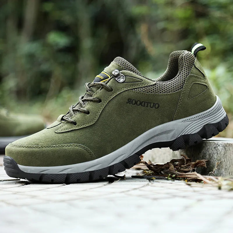 Men's low-cut outdoor hiking shoe in army green with breathable mesh lining and viscose rubber sole.
