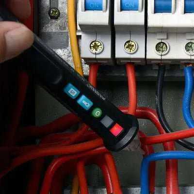 Intelligent checkpoint test pencil for electrical line detection with automatic shut-off
