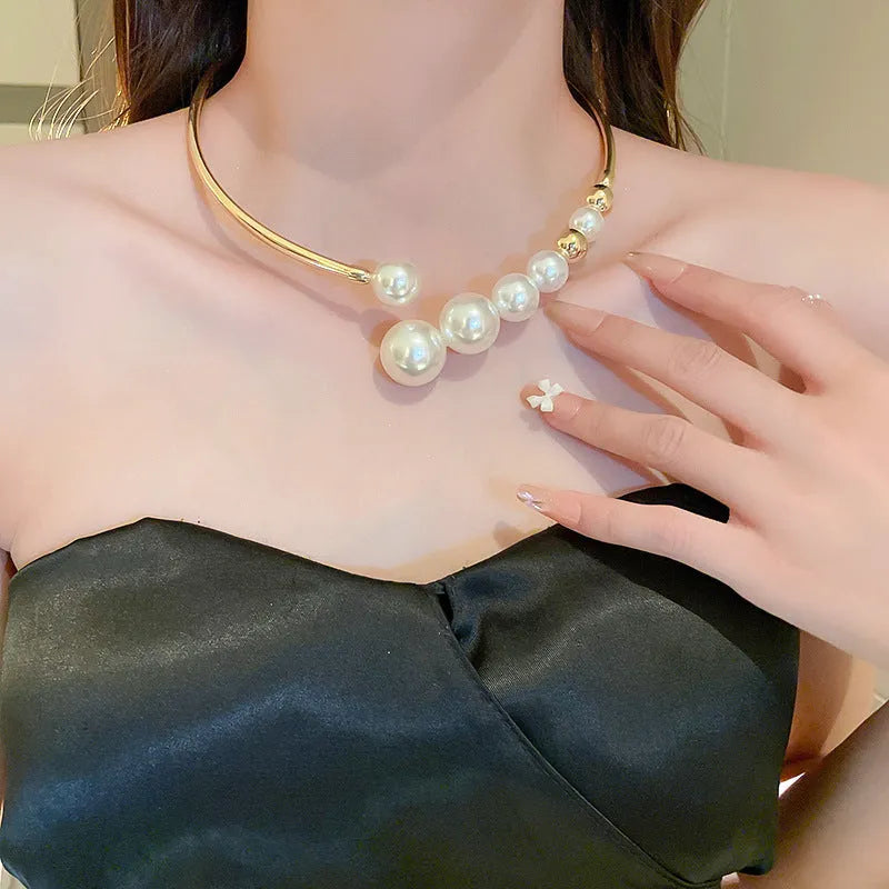 Retro geometric copper choker with inlaid imitation pearl pendant, gold pearl collar colour, 30cm collarbone chain for women