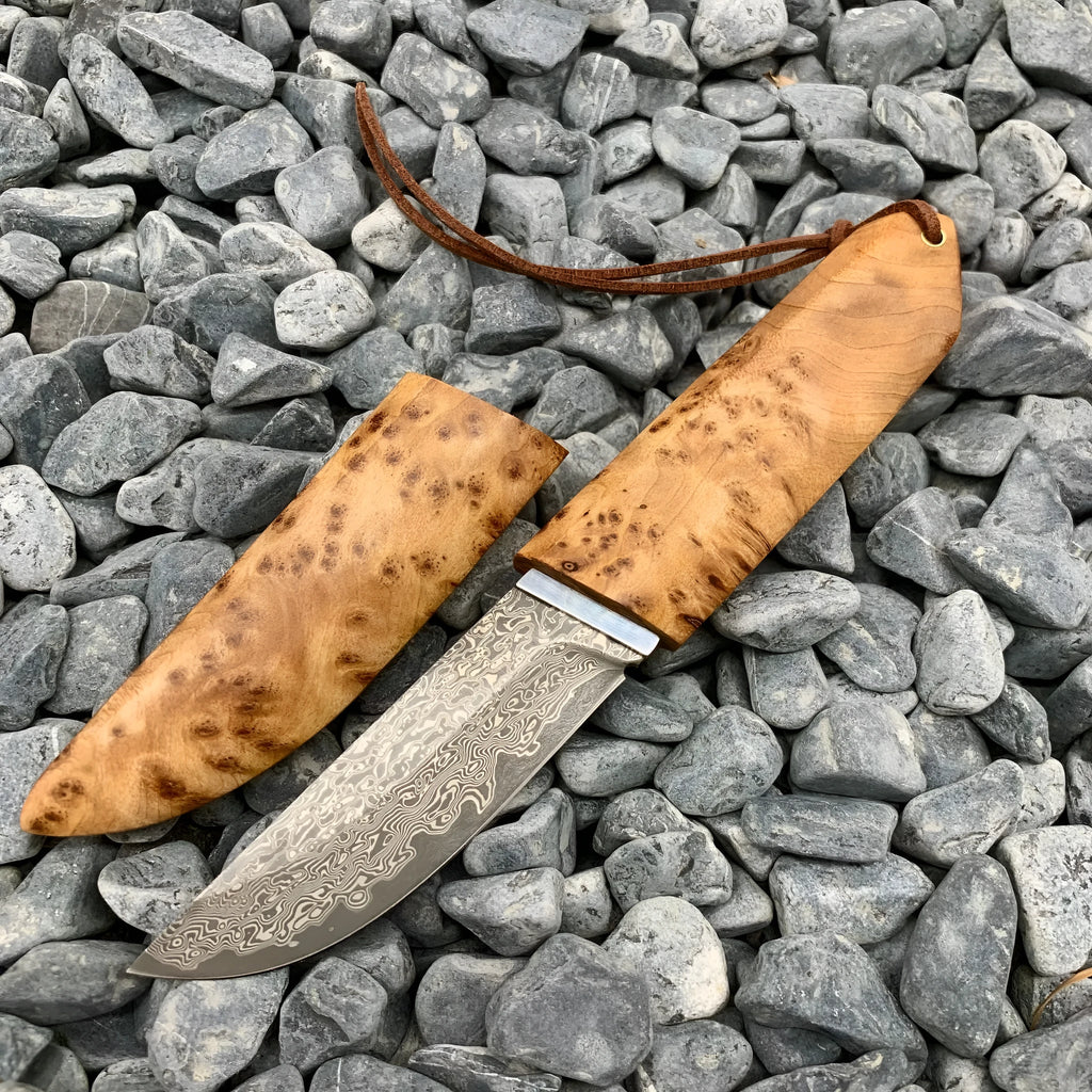 Outdoor camping short knife with Damascus pattern VG10 steel blade and Thuja wood handle