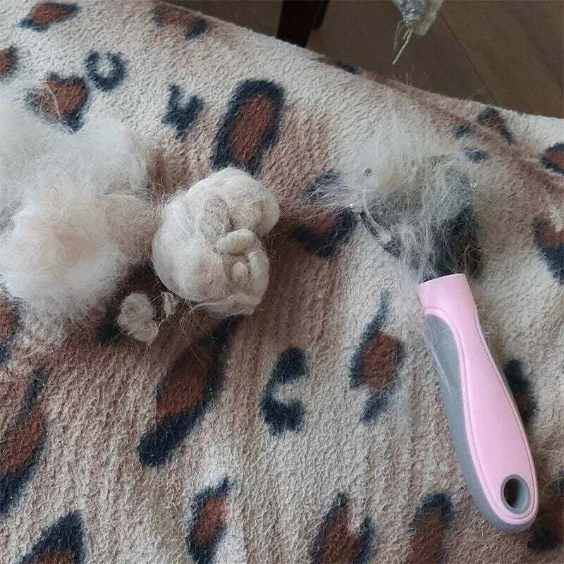 Dual-sided pet grooming brush with 9 and 17 teeth, blue and pink, 172mm x 90mm x 27mm