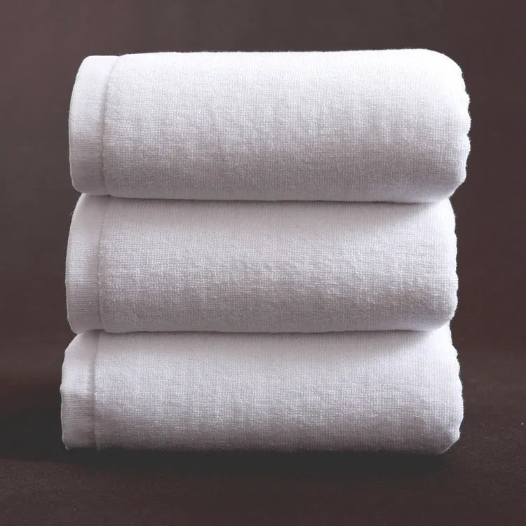 White cotton bath towel in 70x140cm, 80x180cm or 100x200cm with 21-strand yarn and plain weave.