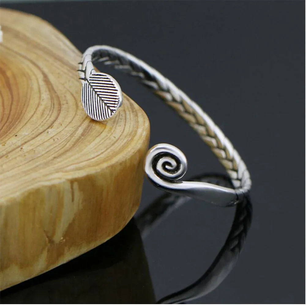 Women's silver-plated copper opening bracelet with Chinese retro fish charm in antique colour finish