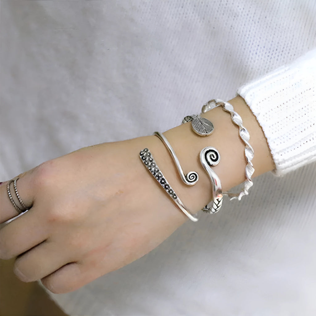 Women's silver-plated copper opening bracelet with Chinese retro fish charm in antique colour finish