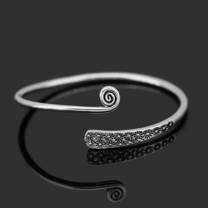 Women's silver-plated copper opening bracelet with Chinese retro fish charm in antique colour finish