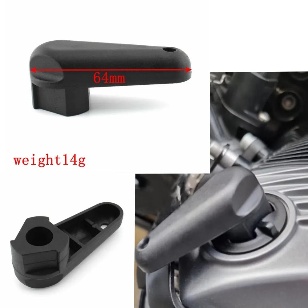 Black nylon quick-release wrench for BMW motorcycle engine oil cap on a 7x10x3cm packaging background.