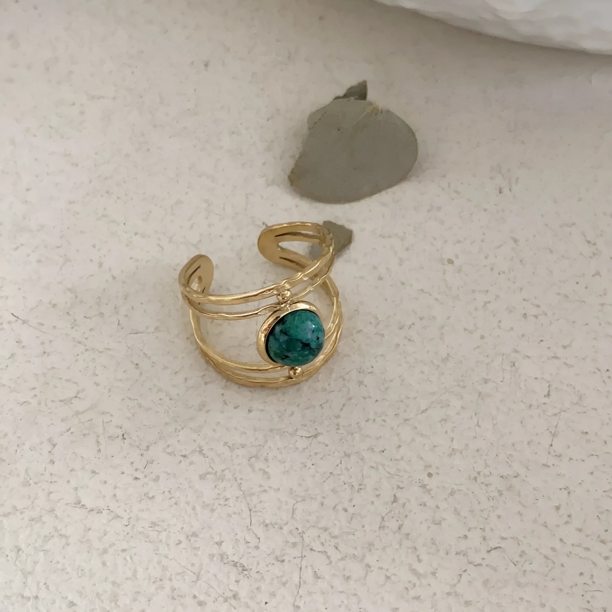 Titanium steel geometric open ring with JZ0379 green natural stone centrepiece