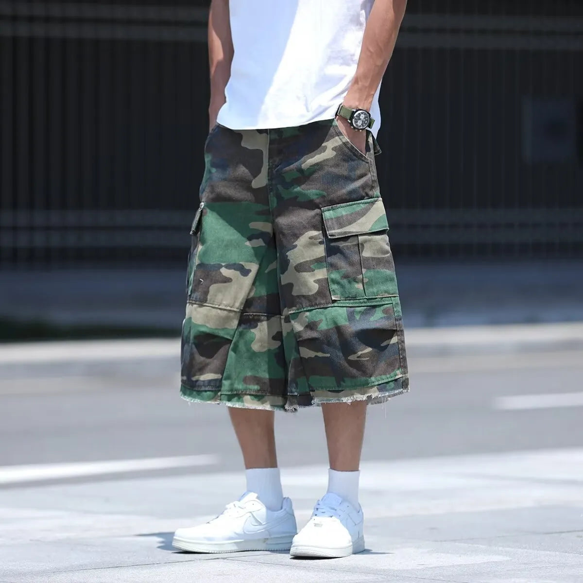 Men's camouflage print workwear shorts with loose-fit design and cropped length