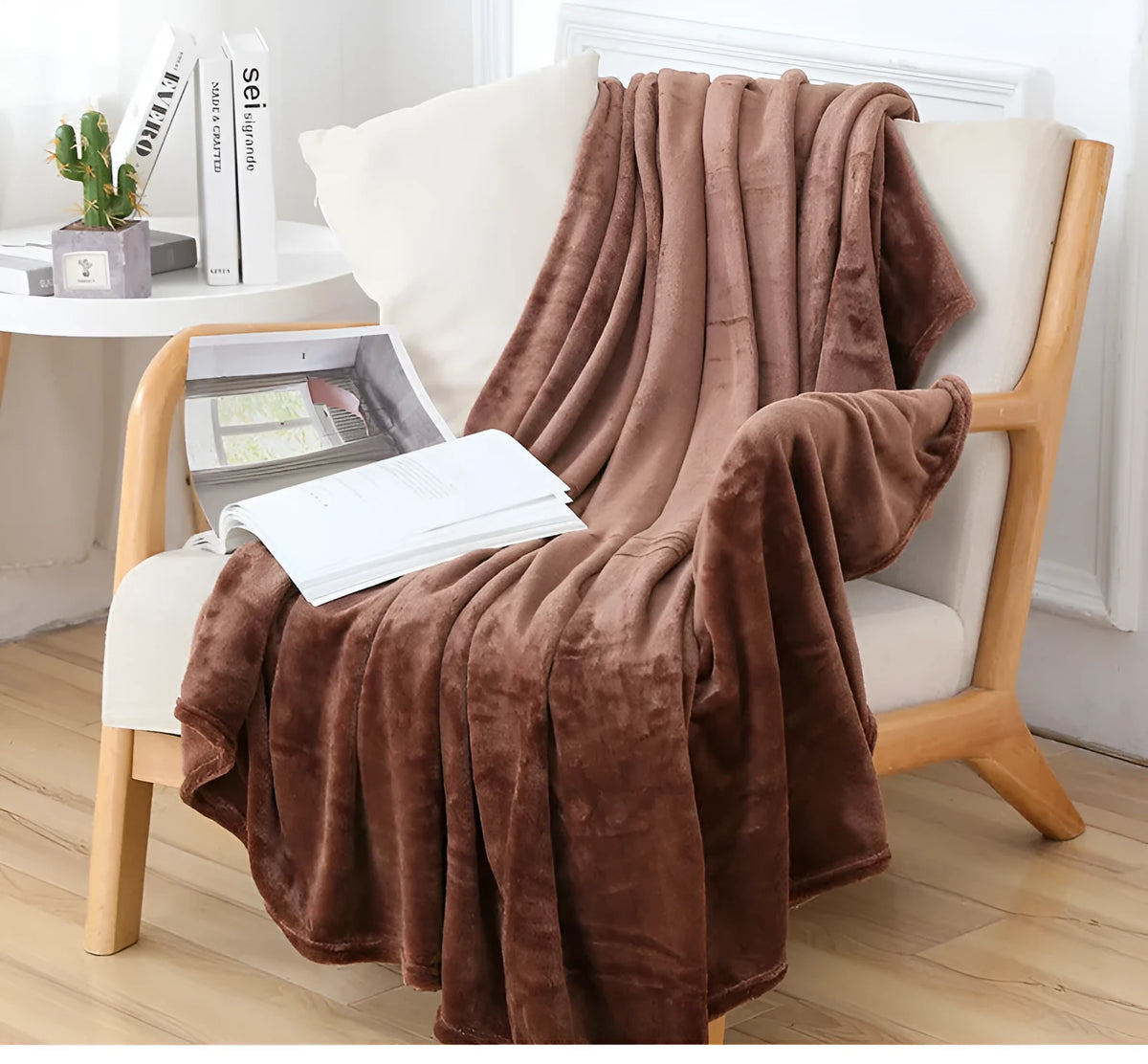 Solid colour flannel blanket in dark grey, available in sizes from 50x70cm to 200x230cm, made from polyester fibre.