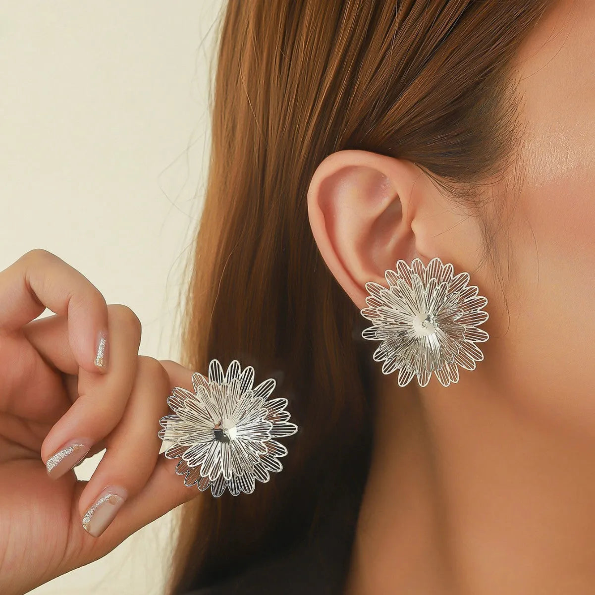 Three-dimensional hollow flower earrings in gold and silver alloy with daisy petals and electroplated finish